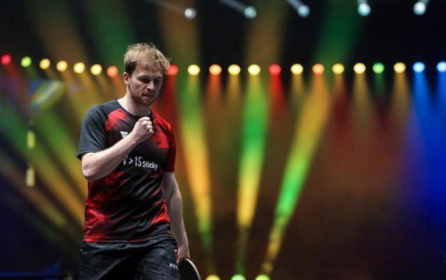 而是彼此咬 而是彼此咬